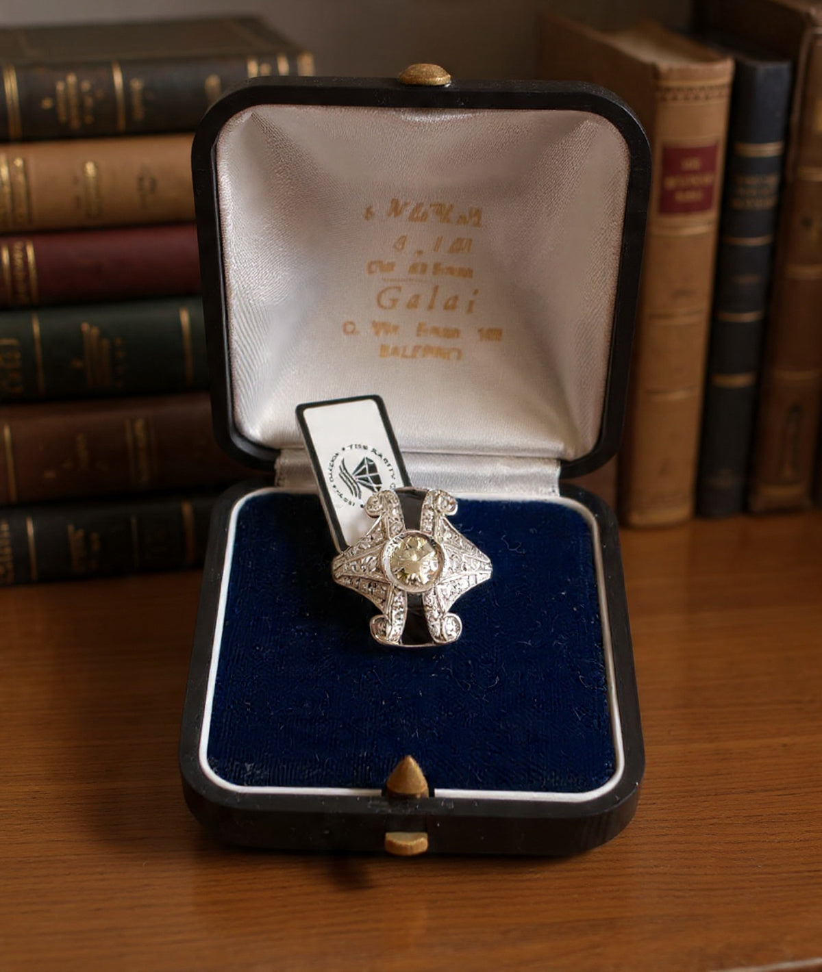 1983 H  Anello in platino con diamante importante centrale e diamanti