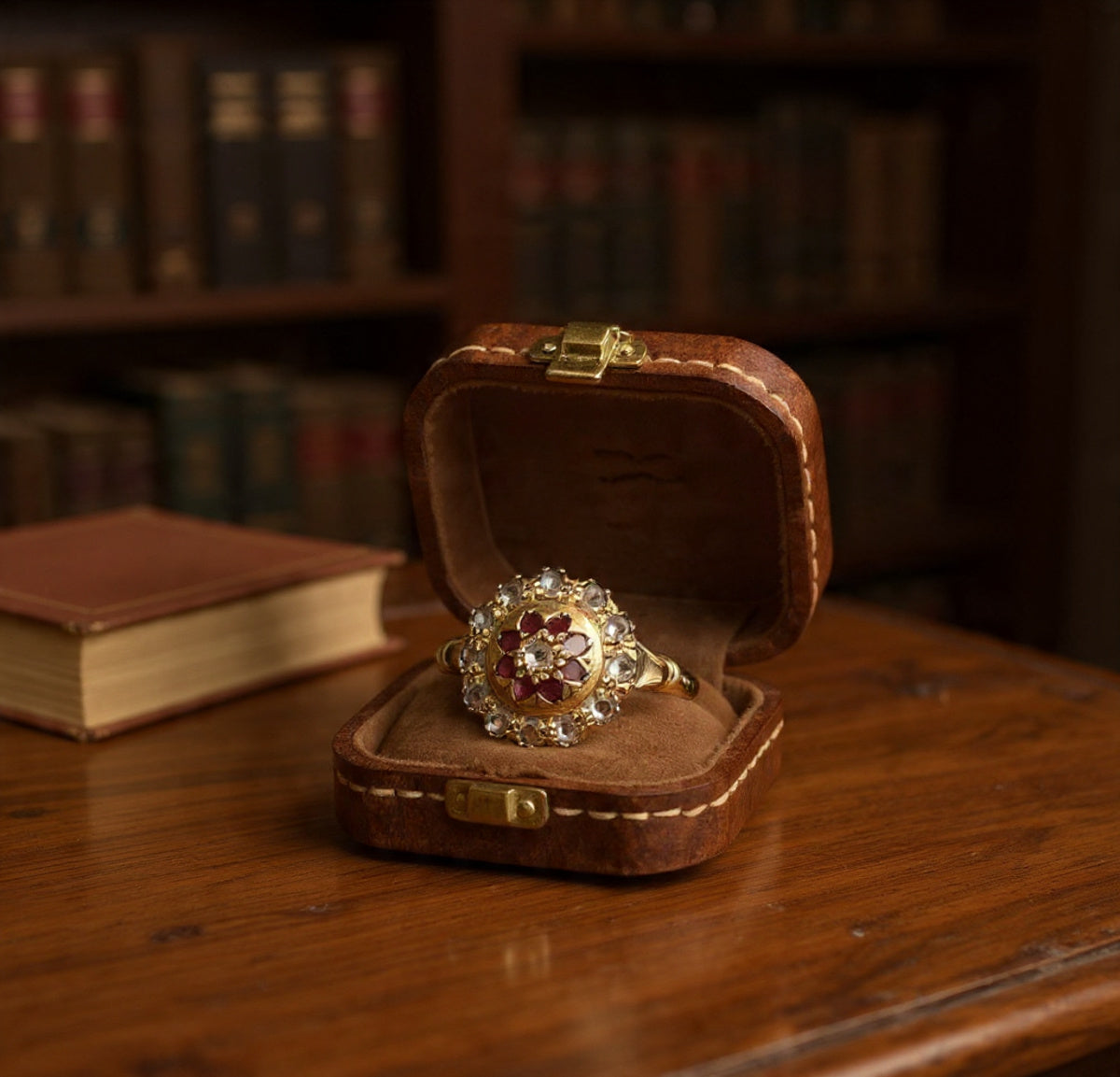 Anello in oro 14kt con diamanti e rubini