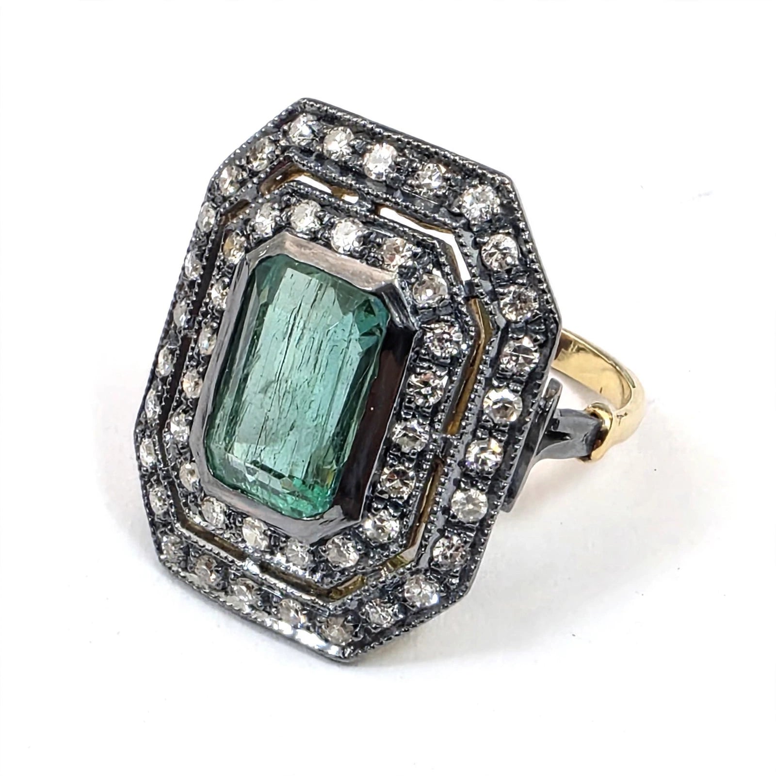 Anello in oro giallo 18kt con smeraldo e diamanti