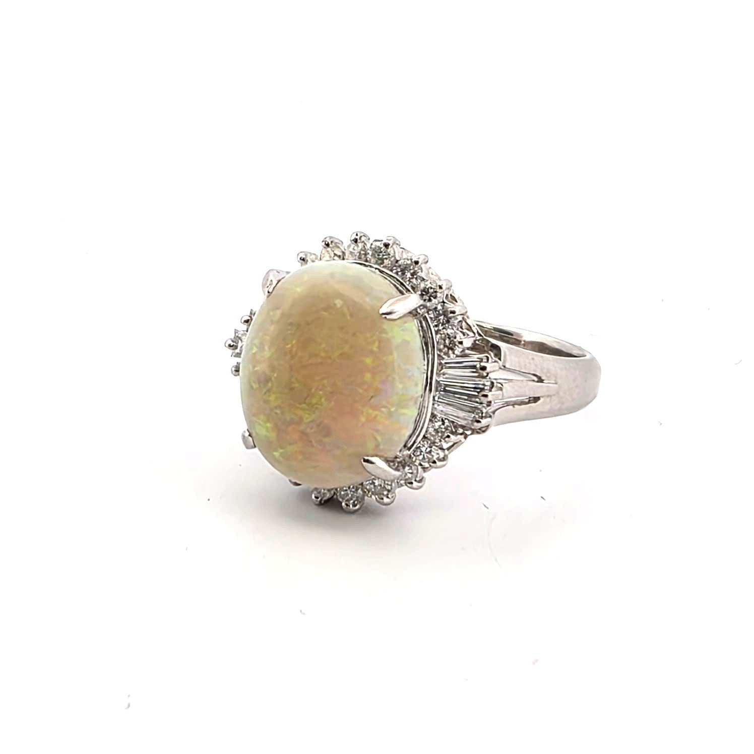 Anello in platino con opale etiopia e diamanti