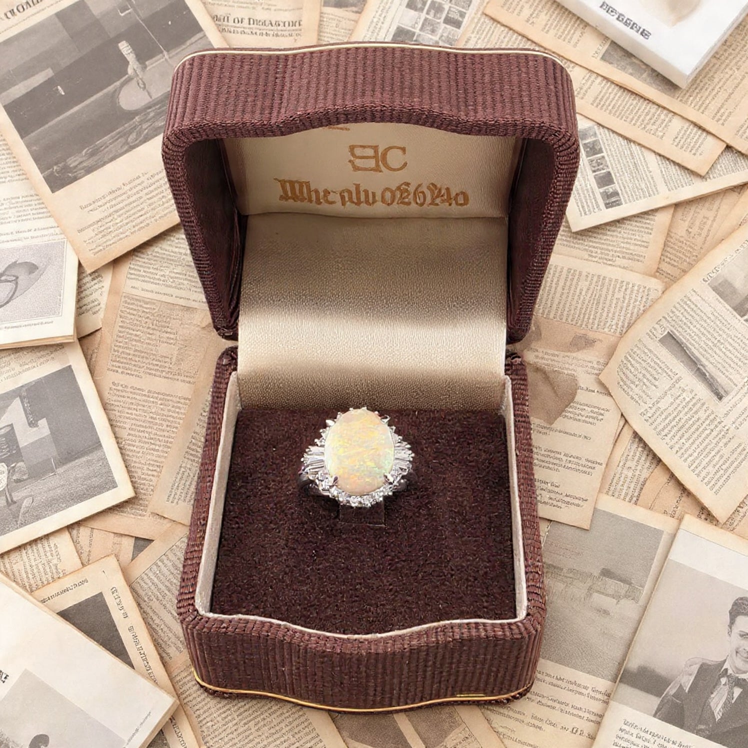Anello in platino con opale etiopia e diamanti