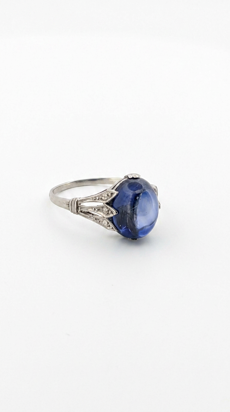 Anello in oro bianco 18kt con zaffiro cabochon e diamanti