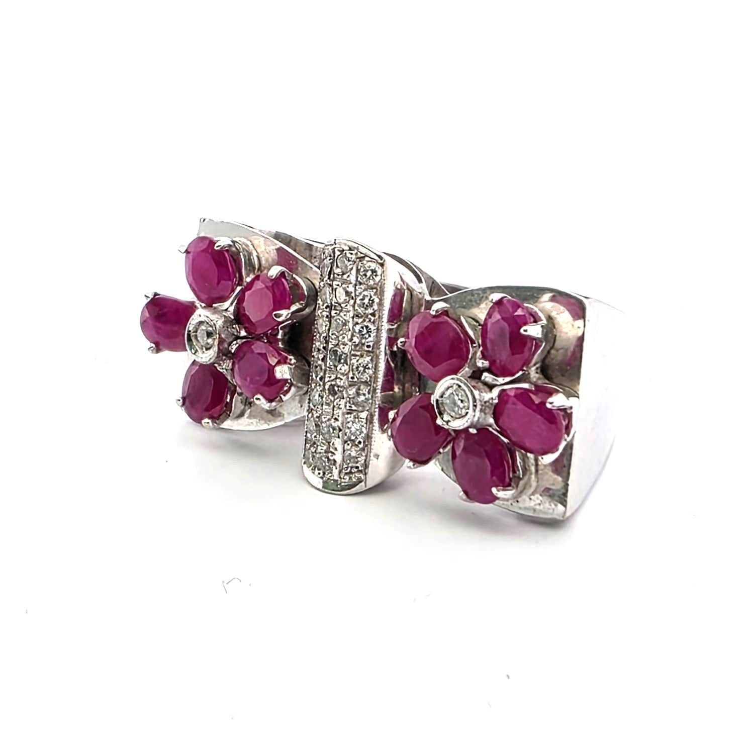 Anello in oro bianco 18kt con rubini e diamanti
