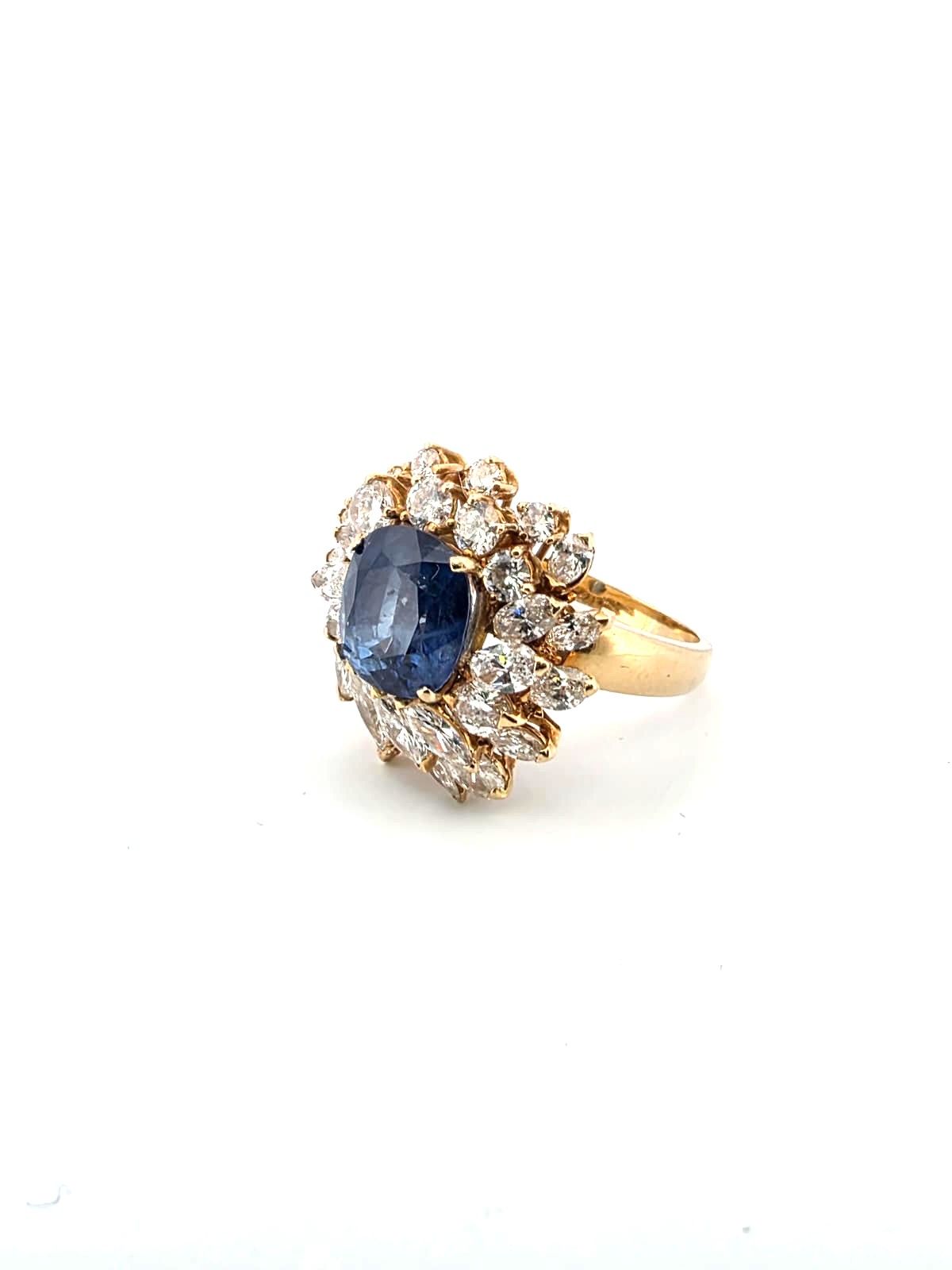 Anello in oro giallo 18kt con zaffiro e diamanti