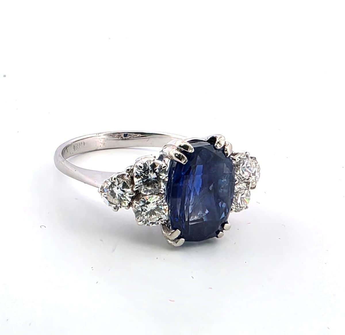 Anello in oro bianco 18 kt con zaffiro naturale burma e diamanti