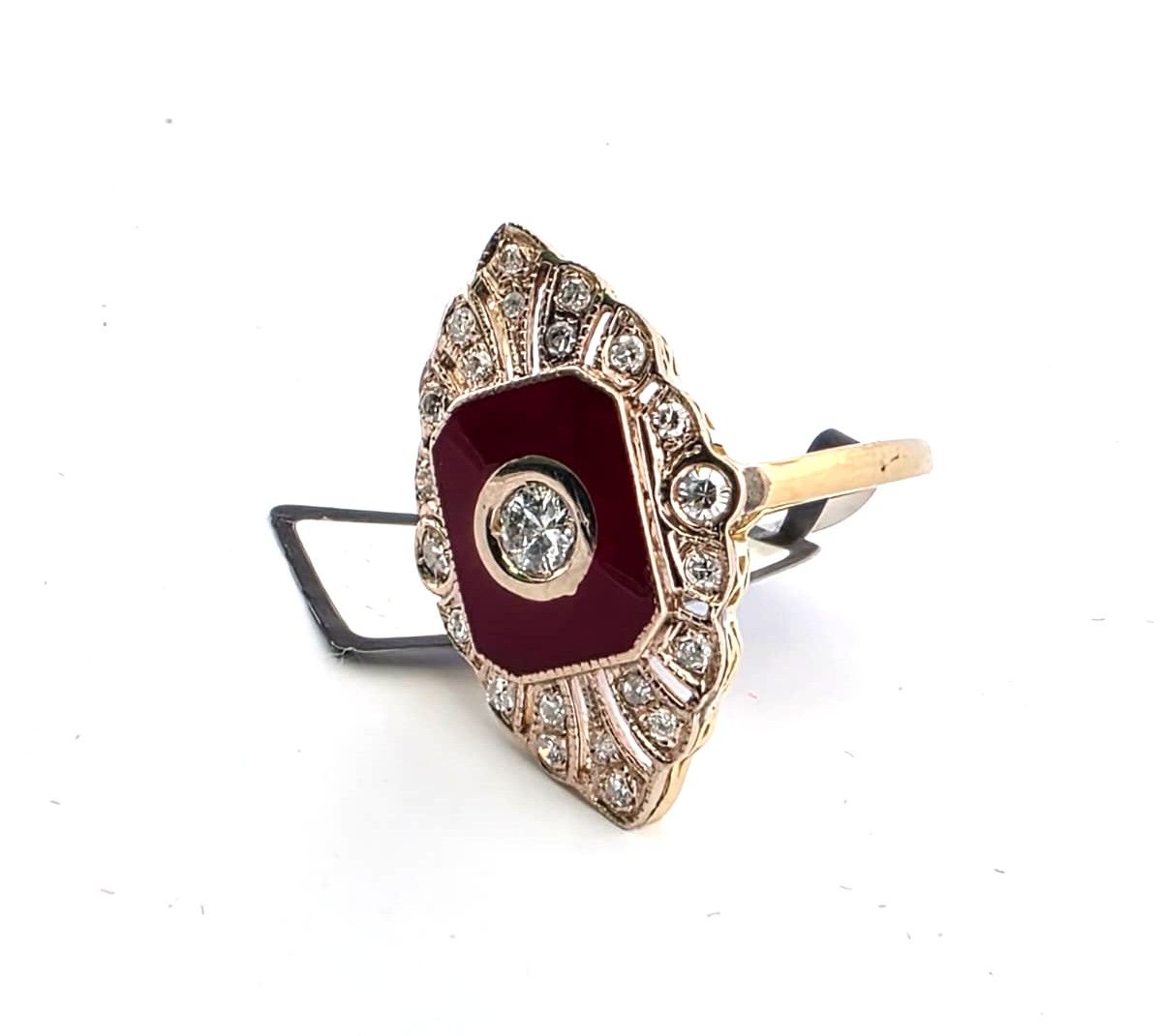 Anello in oro giallo con diamante centrale diamanti a contorno e smalto