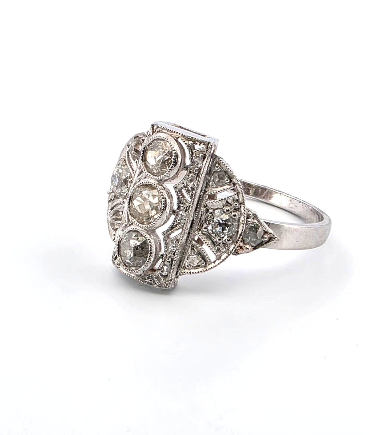 Anello in platino con tre diamanti old mine al centro e diamanti a contorno