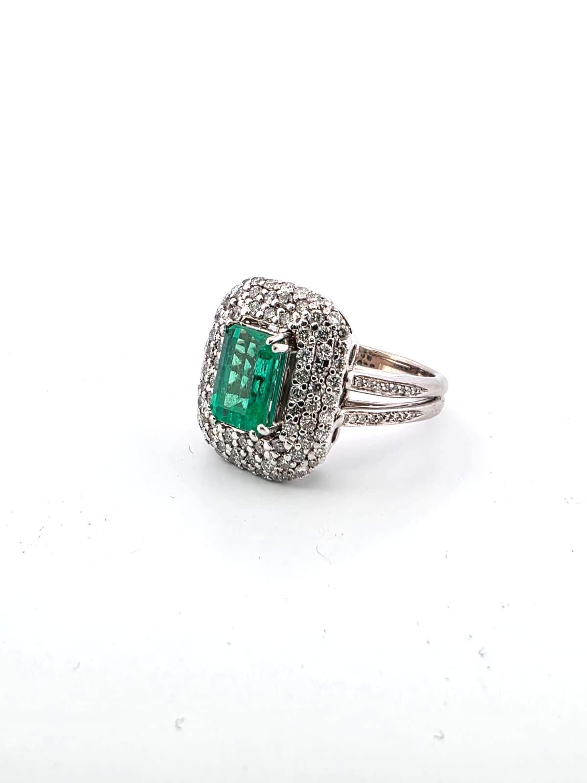 anello in oro bianco 18 kt con smeraldo Colombia e diamanti