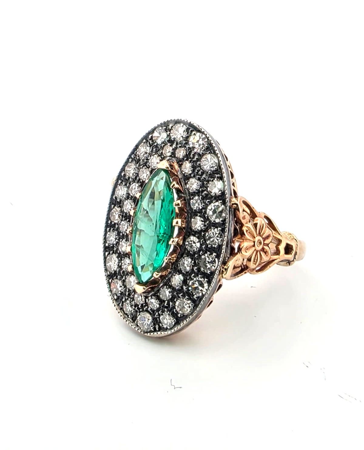 Anello in oro giallo basso e argento con smeraldo e diamanti