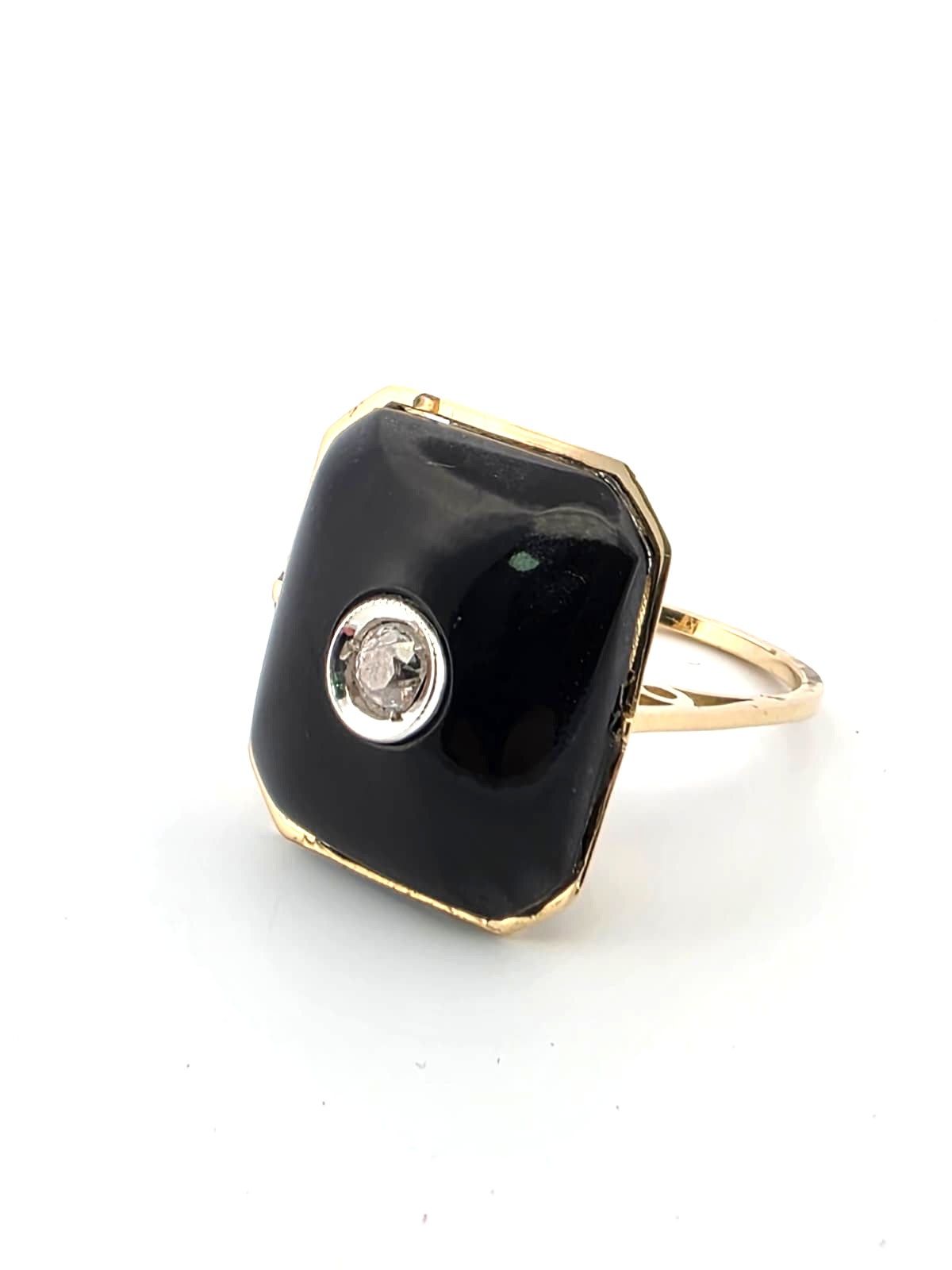 Splendido anello anni 80' in oro giallo 18kt con onice e diamante centrale