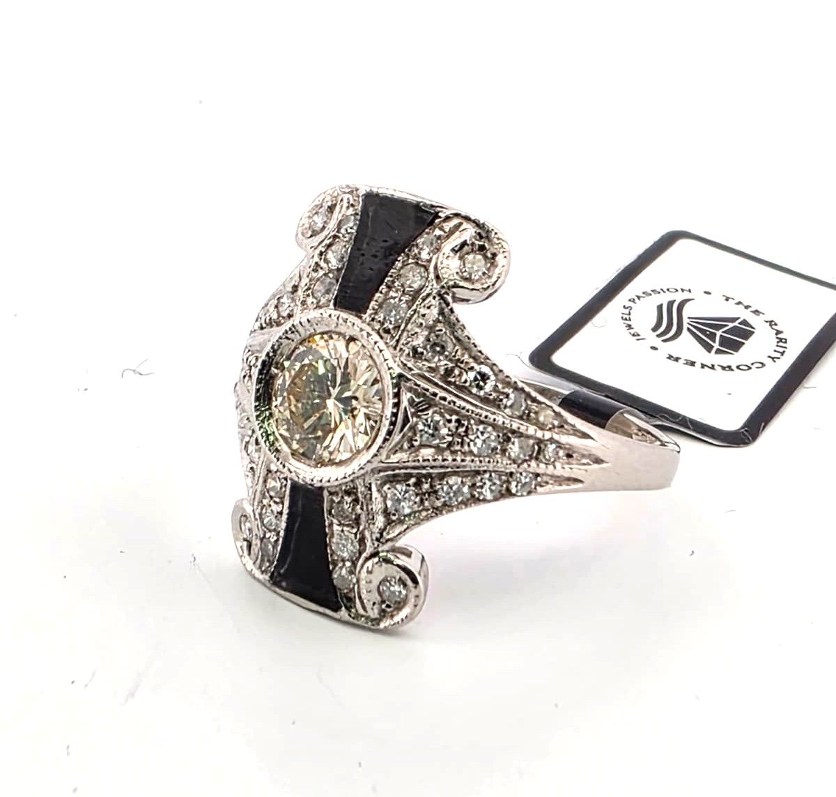 1983 H  Anello in platino con diamante importante centrale e diamanti