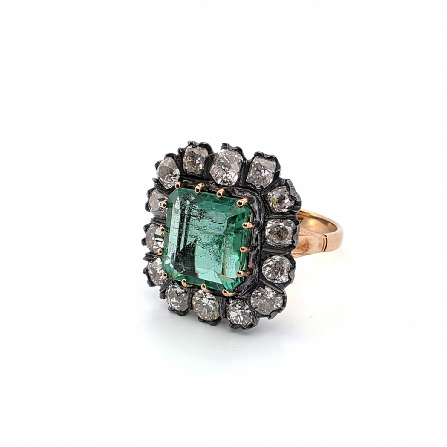 Anello in oro giallo con diamanti e smeraldo