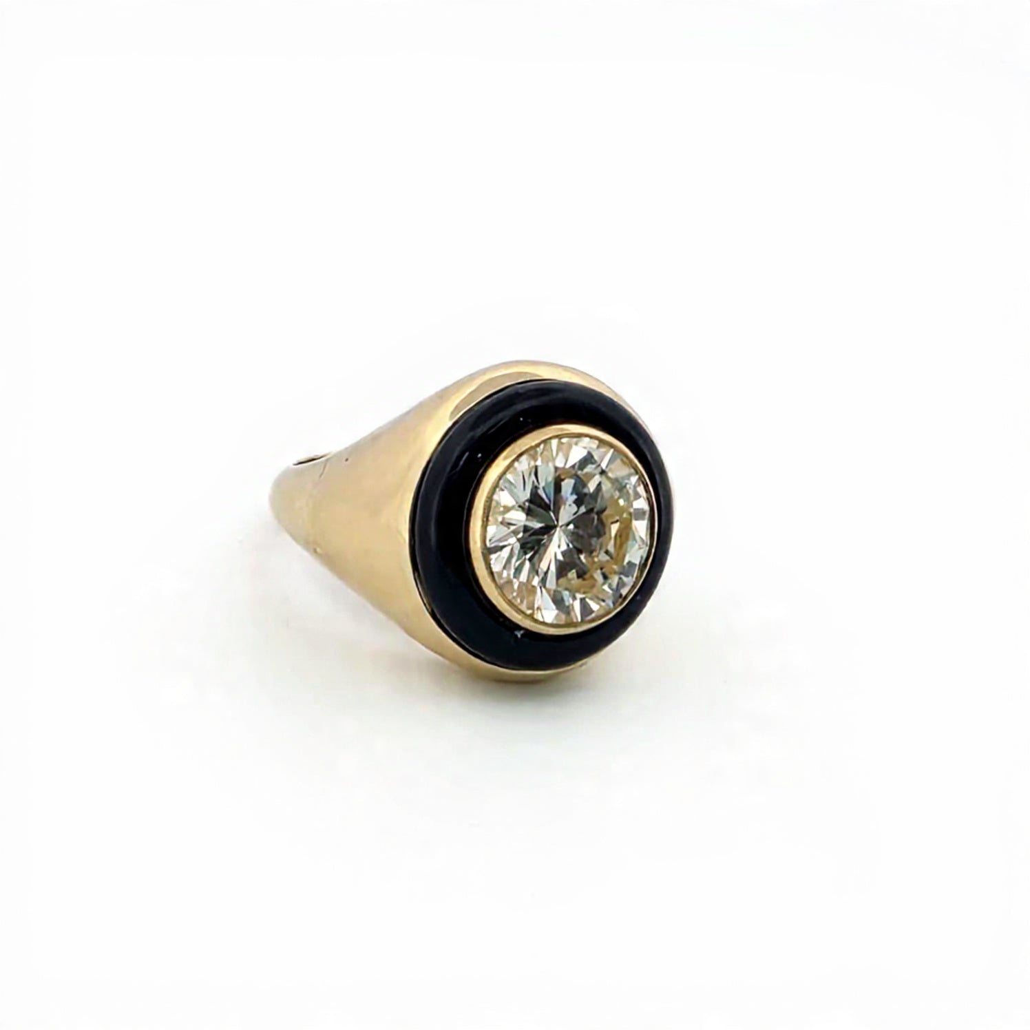 Anello chevalier con grande diamante e onice in oro giallo 18kt