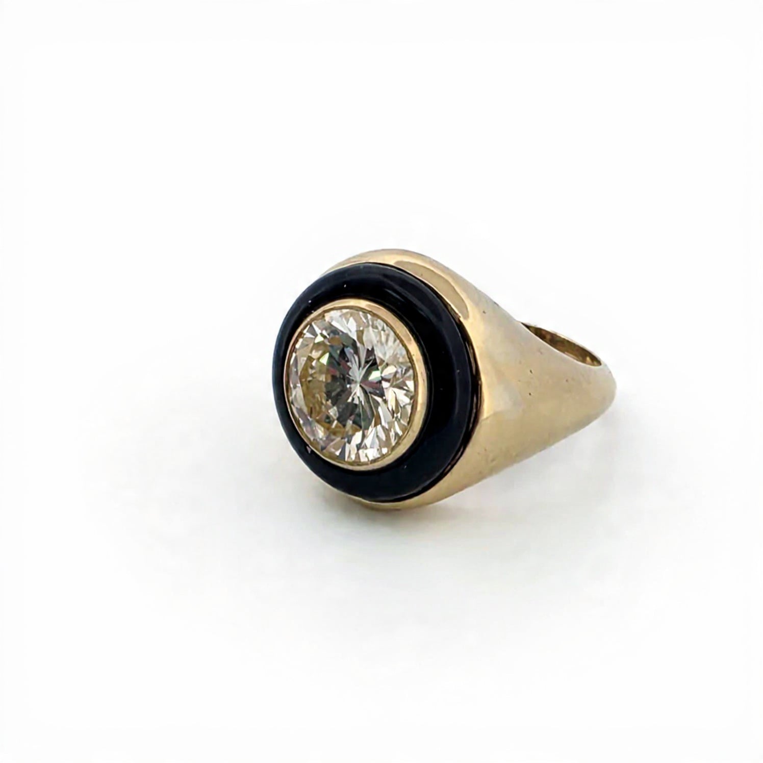 Anello chevalier con grande diamante e onice in oro giallo 18kt