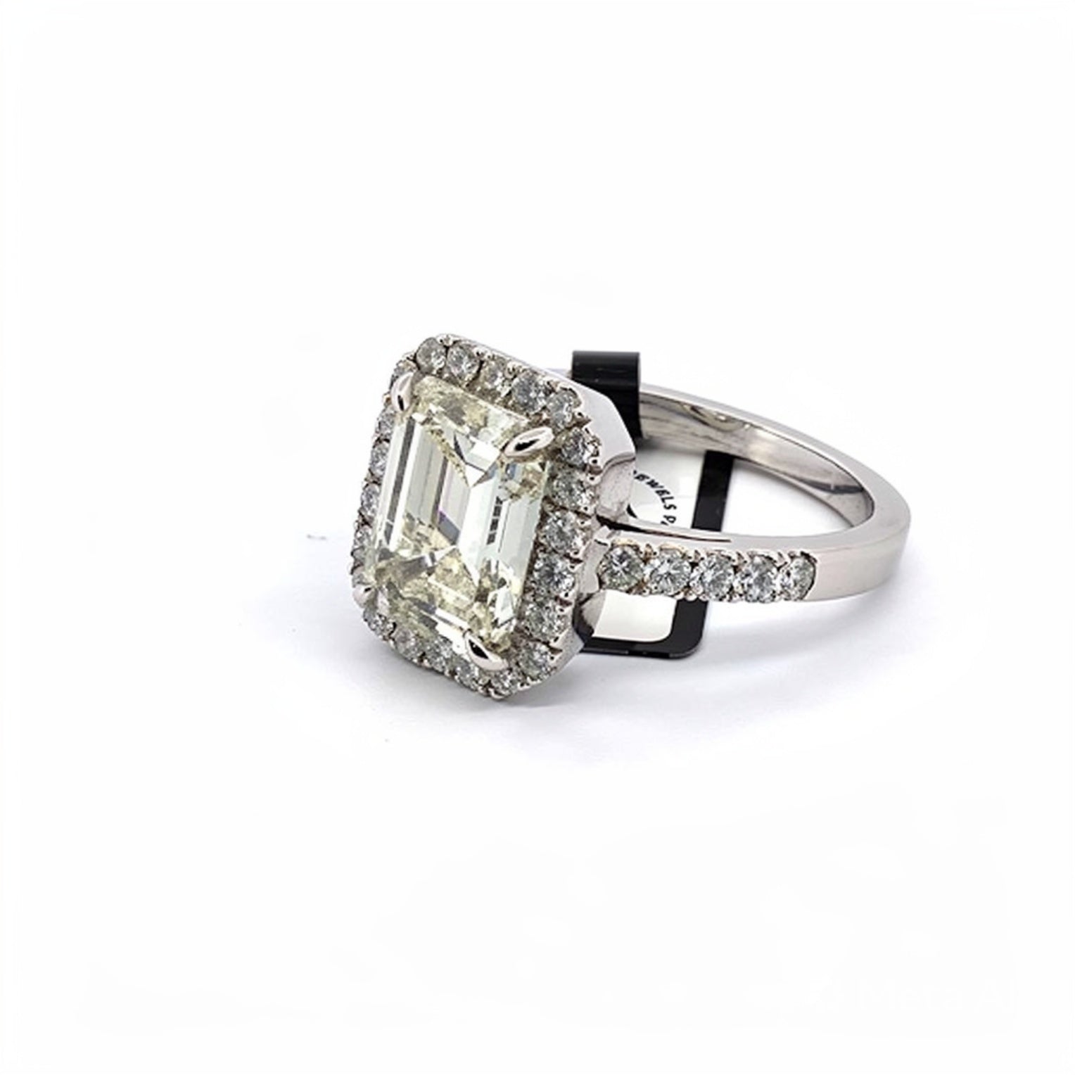 Anello in oro bianco 18kt con diamante smeraldo al centro e diamanti a contorno e sul gambo