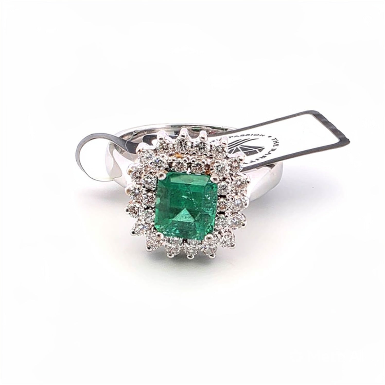 Anello in oro bianco 18kt con smeraldo centrale e diamanti a contorno